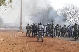 Coup d'Etat au Mali: les mutins annoncent la suspension des institutions