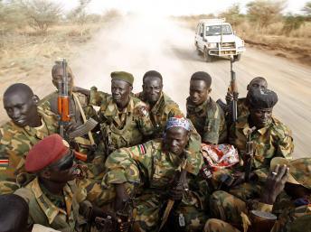 L'Armée du Soudan du Sud, en patrouille à Panakuach, dans l'Etat frontalier d'Unité, le 24 avril 2012. REUTERS/Goran Tomasevic