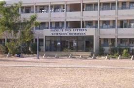 UCAD : Contre la dissolution de leur amicale, les étudiants de la FLSH délogent l’administration et réclament un audit