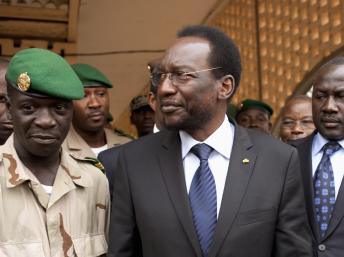 Le président par intérim Diouncounda Traoré (c) et le capitaine Amadou Haya Sanogo (g) au camp militaire de Kati, le 9/4/2012. Reuters/Joe Penney