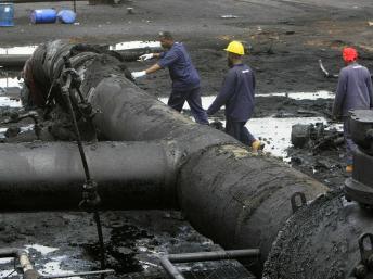 Khartoum s'est retiré des négociations après la prise de la région pétrolière d'Heglig. Ici, des ingénieurs constatent les dégâts. REUTERS/Mohamed Nureldin Abdallah