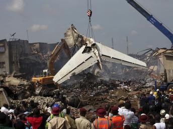 Une grue évacue la queue de l'appareil qui s'est crashé dimanche 3 juin à Lagos REUTERS/Akintunde Akinleye