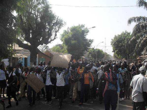 Des élèves marchent de Ziguinchor à Dakar pour se faire intégrer dans la fonction publique