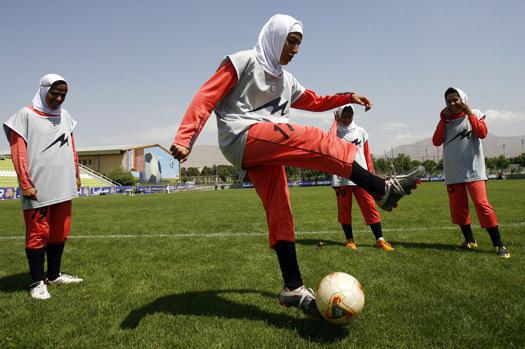 Football: la Fifa autorise le port du voile chez les féminines