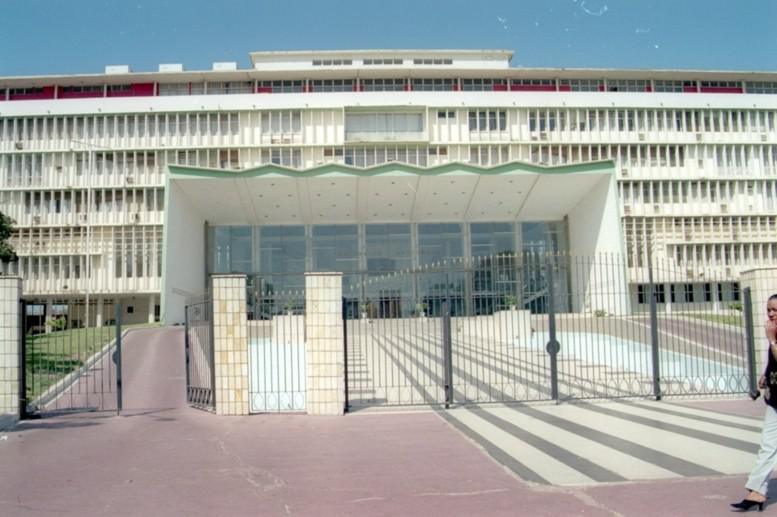 Questionnements sur une commande de véhicules à l’Assemblée Nationale