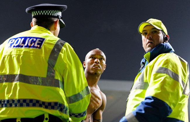 Leeds: El Hadji Diouf à la gare pour rentrer avec le train