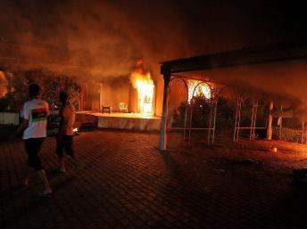 Les manifestants ont attaqué le consulat américain à Benghazi, avant d'y mettre le feu, le 11 septembre 2012.