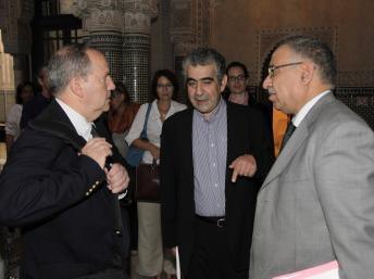 Juan Mendez (G) a rencontré de nombreux responsables d'associations de défense des droits de l'homme : Driss El Yazami (C), président du Conseil marocain des droits de l'homme et Abdelkader Azria (D), membre de la mission d'observation arabe en Syrie.
