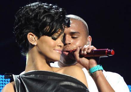 Chris Brown : un câlin avec Rihanna avant de rejoindre sa copine ?
