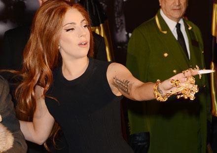 Lady GaGa et sa bague mystérieuse sèment le trouble