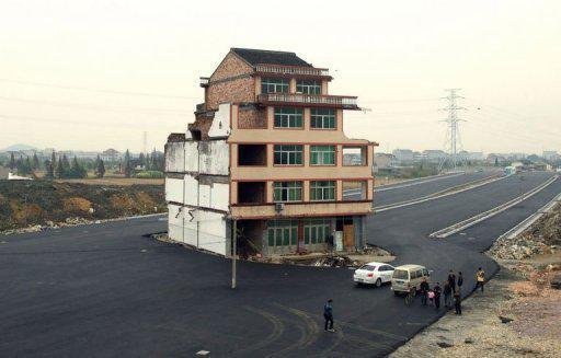 Chine: refusant l'expropriation, un couple se retrouve au milieu d'une route