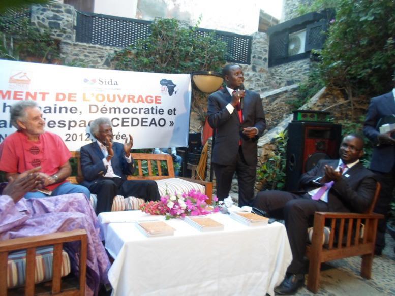 Doudou Dia, directeur de l'Institut de Gorée présentant l'ouvrage « Sécurité humaine, démocratie et stabilité dans l’espace CEDEAO »