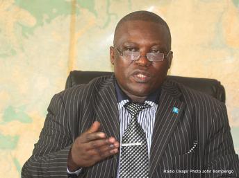Le président du CSAC, Abbé Jean Bosco Bahala, lors d’un point de presse le 28 septembre 2011 à Kinshasa (site web radiookapi.net)