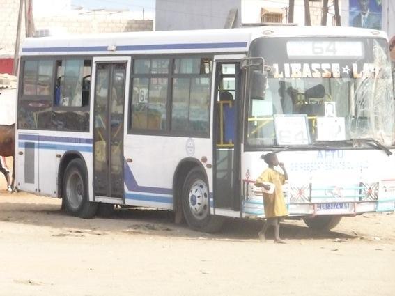 Ucad : Des étudiants immobilisent 4 bus Tata et menacent de les brûler