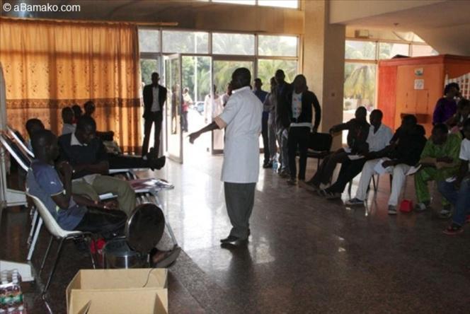 A Bamako, Maliens et étrangers donnent leur sang pour les soldats
