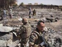 Des Français déployés à l'endroit où se trouvait le marché principal de Gao, détruit lors de combats entre jihadistes et forces françaises quelques jours plus tôt. Photo: 2 mars 2013.