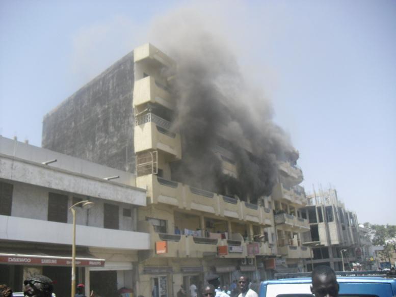 Photos-Grave incendie au coeur de l'avenue Lamine Gueye, des gens coincés à l'intérieur (feu éteint)