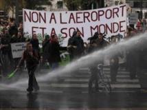 Les manifestants sont aspergés par les canons à eau de la police lors de la marche contre l'aéroport, à Nantes, en novembre 2012.