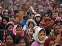 New Delhi, le 2 janvier 2013. Des femmes assistent à une cérémonie de prière pour la jeune étudiante violée et tuée fin 2012. 