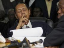 Jean-Claude Duvalier, le fils de «Papa doc», écoute l'énoncé des charges retenues contre lui au tribunal de Port-au-Prince, le 28 février 2013.