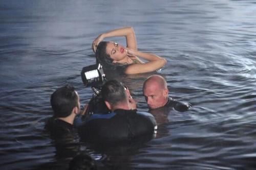 Selena Gomez nue en eaux troubles