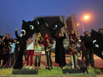 Des femmes brandissent des drapeaux de la Cyrénaïque, le 1er juin 2013 à Benghazi. REUTERS/Esam Al-Fetori