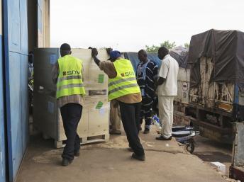 Du matériel électoral venu de France, à Bamako, le 18 juin 2013. REUTERS/Adama Diarra