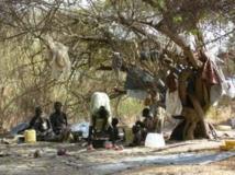 Des familles vivant le long de la rivière après avoir fui les combats.