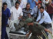 Un soldat tunisien est emmené à l'hôpital de Kasserine après une embuscade tendue par des jihadistes. REUTERS/Stringer