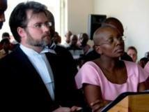 Victoire Ingabire (d.) et son avocat britannique, Ian Edwards, à l'ouverture de son procès à Kigali, le 5 septembre 2011. AFP PHOTO/Steve Terrill