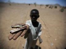 A Rounyn, dans un village évacué du nord Darfour, un enfant exhibe les traces d'un combat. AFP PHOTO / HO/ UNAMID / Albert Gonzalez Farran
