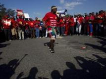 Des membres de la Nation Union of Metalworkers of South Africa (Numsa) en grève à Durban, le 23 août 2013. REUTERS/Rogan Ward