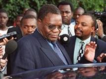 Kumbirai Kangai, ancien ministre de l'Agriculture décédé samedi 24 août 2013. Ici quittant le tribunal de Harare le 21 mars 2000. Reuters