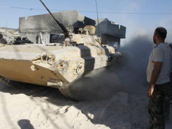 Un blindé de l’armée syrienne fidèle à Bachar el-Assad dans la banlieue de Damas, le 24 août dernier. REUTERS/Khaled al-Hariri