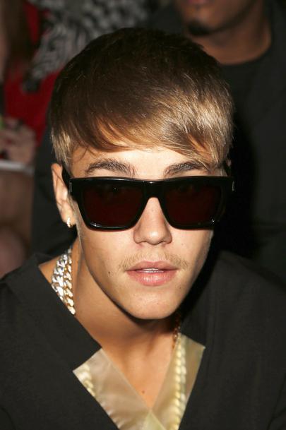 JUSTIN BIEBER FAIT SENSATION EN PORTANT LA MOUSTACHE À LA FASHION WEEK