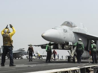 Un F18 Super Hornett américain prêt à décoller du porte-avion USS Nimitz, dans la Mer Rouge, le 3 septembre 2013. REUTERS/Mass Communication Specialist 3rd Class Nathan R. McDona