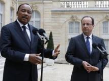 La visite du président nigérien Mahamadou Issoufou en France, en mai 2013 a donné une nouvelle impulsion au dossier de l'exploitation de l'uranium d'Imarouren par Areva. REUTERS/Gonzalo Fuentes