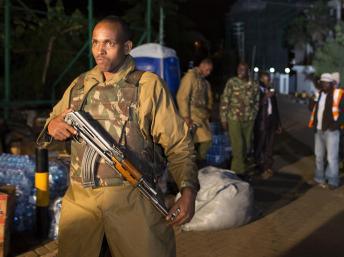 Un officier de police, dans la nuit du 23 au 24 septembre 2013, à proximité du centre commercial Westgate, à Nairobi. REUTERS/Siegfried Modola