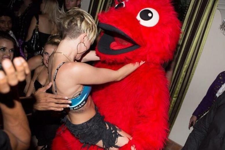 Et maintenant, Miley Cyrus twerke avec... Des peluches!