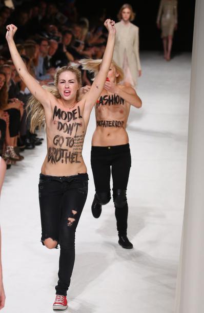 Deux  FEMEN bouleversent le défilé de Nina  Ricci