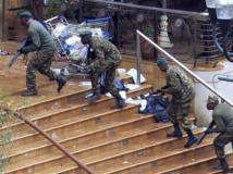 Des soldats kényans prennent position devant l’entrée du centre commercial Westgate à Nairobi, le 24 septembre 2013. REUTERS/Noor Khamis