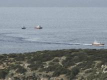 Des bateaux patrouillent pour tenter de retrouver les disparus après le naufrage au large de l'île de Lampedusa, le 3 octobre. REUTERS/Enza Billeci