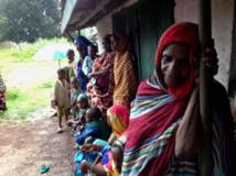 Des femmes attendent une distribution d'aide humanitaire devant la maison de l'Imam de Bossangoa. RFI/Laurent Correau