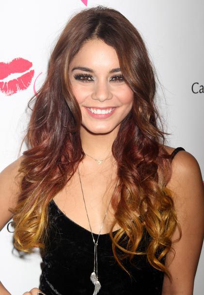 VANESSA HUDGENS : HAUTE EN COULEUR SUR LE RED CARPET