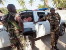 Une patrouille de police emmène un homme suspecté d'avoir participé aux lynchages, à Nosy Be, le 6 octobre 2013. AFP PHOTO / RIJASOLO