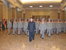 Kim Jong-un, jeudi 10 octobre, au Palais du Soleil de Kumsusan pour rendre hommage aux deux anciens dirigeants, Kim Jong-il et Kim Il-sung. REUTERS/KCNA