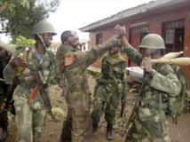 Les soldats congolais des FARDC fêtent leur victoire militaire à Rumangabo, au nord de Goma, sur les rebelles du M23, le 28 octobre 2013. REUTERS/Kenny Katombe