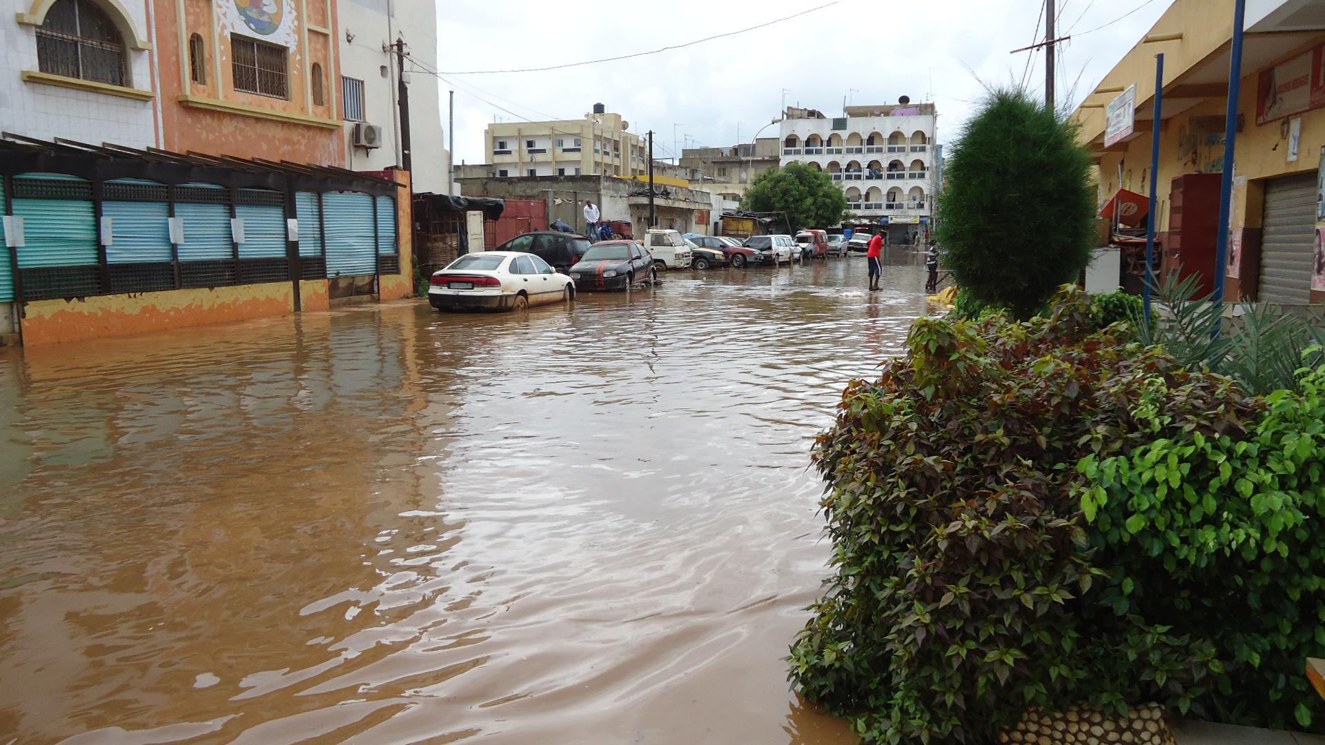 Inondations: La "citadelle" des Parcelles est tombée sous les eaux