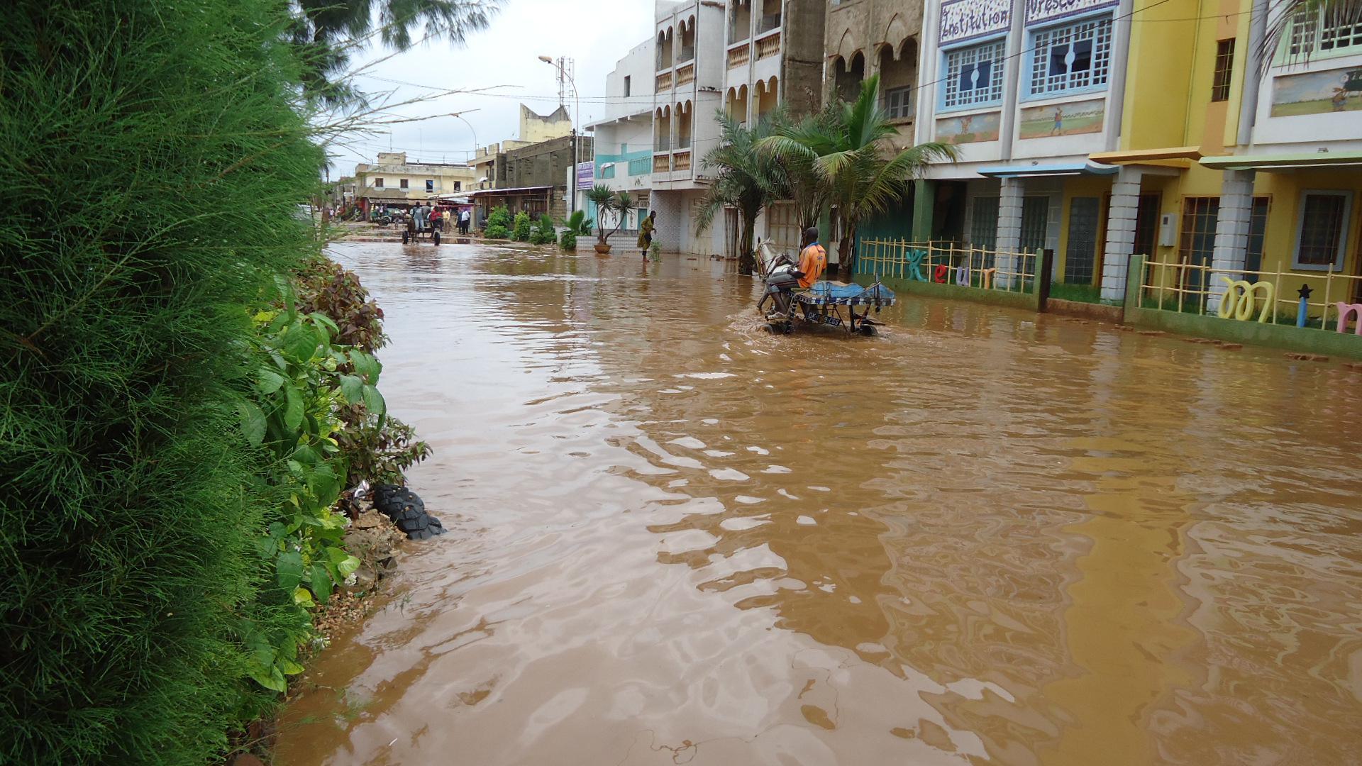Inondations: La "citadelle" des Parcelles est tombée sous les eaux