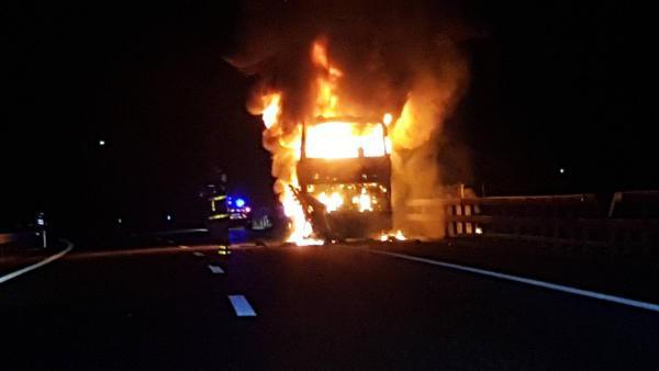 18 morts, bilan de l’accident entre le camion-citerne d’hydrocarbures et le minicar